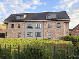 <p><strong>Instapklaar gelijkvloers appartement met garagebox in centrum Wechelderzande</strong></p>
<p>Dit gelijkvloers appartement (ca. 97 m²) is gunstig gelegen in het centrum van Wechelderzande, op korte afstand van winkels, openbaar vervoer en andere voorzieningen. Bovendien is er een zeer vlotte verbinding naar de autosnelweg E34.</p>
<p>Het appartement werd in 2022 volledig gerenoveerd en bevindt zich vandaag in uitstekende staat!</p>
<p>Via de inkomhal met apart gastentoilet komen we in de ruime leefruimte met open keuken. Deze is ingericht met een elektrisch kookvuur, dampkap, dubbele spoeltafel, vaatwasser en kleine koelkast. Aansluitend bevindt zich een praktische berging/wasplaats.</p>
<p>Verder beschikt het appartement over één slaapkamer met ensuite badkamer, uitgerust met een dubbele wastafel in meubel en een moderne inloopdouche.</p>
<p>Via de achterinkomhal bereiken we de aangename, open tuin met terras, waar het heerlijk vertoeven is.</p>
<p>Bij het appartement hoort bovendien een garagebox (nr. 1, uiterst links), die inbegrepen is in de verkoopprijs.</p>
<p><strong>Ook voor investeerders is dit een interessante opportuniteit!</strong> Het appartement is momenteel verhuurd en biedt dus de mogelijkheid om onmiddellijk te investeren in verhuurd vastgoed.</p>
<p><strong>Extra troeven:</strong></p>
<ul>
<li>Volledig gerenoveerd in 2022</li>
<li>Gelijkvloers appartement van ca. 97 m²</li>
<li>Inclusief garagebox</li>
<li>EPC: 123 kWh/m²/jaar – energielabel B</li>
<li>Elektrische installatie conform</li>
<li>Asbestveilig</li>
<li>Lage gemeenschappelijke kosten van ca. € 60/maand</li>
<li>Momenteel verhuurd, ideaal als investering</li>
</ul>
<p><strong> </strong></p>