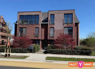 <p><span>Dit ruime appartement van 76 m² bevindt zich op de eerste verdieping van een modern en kleinschalig gebouw. Je woont hier super centraal, op wandelafstand van het centrum van Wuustwezel en met een uitstekende verbinding naar de E19 en het station Noorderkempen.</span></p><p><span> </span></p><p><span>Indeling:</span></p><p><span>Inkomhal met gastentoilet. Lichte leefruimte met open keuken (samen 34 m²), de keuken is ingericht met een keramische kookplaat, combi-oven, koelkast, vaatwasser en dubbele spoelbak. Aansluitend vind je een praktische berging/wasplaats met de nodige aansluitingen.</span></p><p><span>Verder zijn er twee ruime slaapkamers (15 m² en 10 m²) en een mooie en onderhoudsvriendelijke badkamer (7 m²) met dubbele lavabo in meubel, inloopdouche en handdoekdroger.</span></p><p><span> </span></p><p><span>Terras:</span></p><p><span>Via het schuifraam in de leefruimte betreden we het ruime terras van maar liefst 25 m²! Hier geniet je van een prachtig, groen uitzicht op de achterliggende weilanden.</span></p><p><span> </span></p><p><span>Carport:</span></p><p><span>Inclusief een carport met een afgesloten (privé) bergruimte, ideaal voor fietsen. </span></p><p><span> </span></p><p><span>Extra:</span></p><p><span>Voorzien van vliegenramen en screen ter hoogte van het schuifraam - Kleinschalig appartementsgebouw </span></p><p><span>Geen vaste kosten </span></p><p><span>Onmiddellijk beschikbaar </span></p><p><span> </span></p>