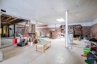 Compromis in opmaakDeze te renoveren woning met een oppervlakte van 297m² is gelegen te Oostwinkel, deelgemeente van Lievegem.Momenteel is er op de...