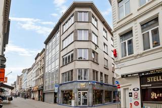 <p>Dit commercieel gelijkvloers bevindt zich in de iconische Hoogstraat – een bruisende buurt die zich uitstrekt door het historische stadscentrum met dagelijks een indrukwekkende stroom van zowel toeristen, winkelliefhebbers als lokale bewoners. Bovendien bevinden de befaamde Vrijdagmarkt, de Groenplaats en de Grote Markt zich slechts op een steenworp afstand, wat dit een ideale locatie maakt voor jouw commercieel succes!</p>
<p>De winkelruimte met een mooie oppervlakte biedt eveneens toegang tot een praktische berging, de riante kelder en een apart toilet.</p>
<p>Word jij de volgende ondernemer die hier zijn dromen waar maakt?<br />Maak snel een afspraak en ervaar ter plaatse de mogelijkheden!</p>
<p><strong>Technische gegevens: Kelderruimte aanwezig! </strong>Centrale verwarming op gas (collectief), HR-beglazing in aluminium.</p>
<p><strong>Stedenbouwkundige inlichtingen en bodemattest aanwezig. Asbestattest in aanvraag. Bevindt zich niet in een risicozone voor overstromingen (P- en G-score C). Renovatieverplichting niet van toepassing.</strong></p>
