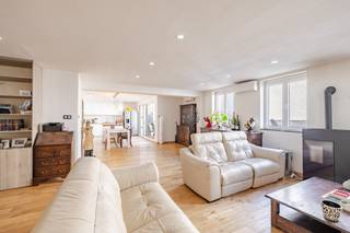 Ontdek dit uitzonderlijke loft-appartement op de voormalige Safir-site, waar ruimte, comfort en een centrale ligging perfect samenkomen. Gelegen...