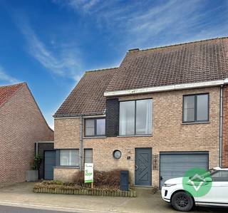 Deze instapklare woning is gelegen in het centrum van Koekelare op een grondoppervlakte van 510 m² en heeft een bewoonbare oppervlakte van 291 m².De...