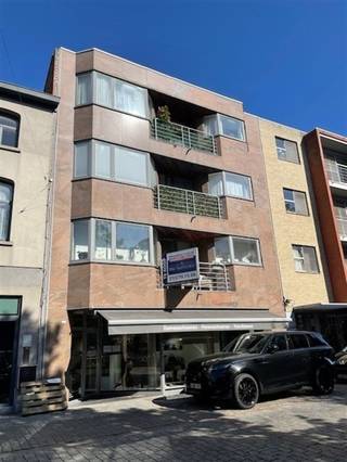 <p>Mooi appartement gelegen pal in het centrum van de gemeente Duffel met drie slaapkamers en een vloeroppervlakte van 133m².</p><p>Het appartement bevindt zich op de tweede verdieping van een kleinschalig appartementsgebouw dat voorzien is van een lift.</p><p><br /> </p><p><br /> </p><p><u>Het appartement omvat:</u></p><ul><li>Inkom met videofoon</li><li>Apart toilet</li><li>Ruime leefruimte van ± 35m²</li><li>Volledig ingerichte keuken met natuurstenen blad, dubbele inox spoelbak, elektrische kookplaat met dampkap, koelkast, afwasmachine, microgolf en oven</li><li>Berging aansluitend aan keuken met spoelbak en condenserende gasketel</li><li>Badkamer met ligbad, dubbel lavabomeubel met spiegel, douche en wc</li><li>2 grote slaapkamers en 1 kleine slaapkamer, telkens met toegang naar het terras</li><li>Terras aan straatzijde</li><li>Ondergrondse kelderberging van ± 4m²</li></ul><p><br /> </p><p>Het appartement wordt momenteel verhuurd aan 865 €/maand (basis) + 85 €/maand (gemene kosten).</p>