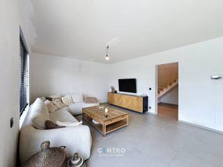 Ruime, grotendeels gerenoveerde gezinswoning met 4 slaapkamers, garage en zonnige zuidgerichte tuin!<br /><br /><span><span><span><span><span><span><span><span><span><span><span><span><span><span>Bent u op zoek naar een instapklare gezinswoning op een rustige ligging in Blankenberge? Dan is deze aantrekkelijke woning te Uitkerke</span><span> (Blankenberge)</span><span> absoluut een bezoek waard.</span></span></span></span></span></span></span></span></span></span></span></span></span></span><br /><span><span><span><span><span><span><span><span><span><span><span><span><span><span>Gelegen op het einde van een rustige doodlopende straat geniet u hier van een aangename woonomgeving met veel privacy, terwijl winkels, scholen, openbaar vervoer en het centrum van Blankenberge zich op korte afstand bevinden.</span></span></span></span></span></span></span></span></span></span></span></span></span></span><br /><span><span><span><span><span><span><span><span><span><span><span><span><span><span>Deze grotendeels gerenoveerde woning combineert hedendaags wooncomfort met een praktische indeling en biedt alle ruimte voor een gezin. De lichtrijke leefruimte vormt samen met de </span><span>volledig vernieuwde, moderne keuken</span><span> het hart van de woning. Dankzij de kwalitatieve afwerking kunt u hier onmiddellijk intrekken en genieten.</span></span></span></span></span></span></span></span></span></span></span></span></span></span><br /><span><span><span><span><span><span><span><span><span><span><span><span><span><span>Met </span><span>vier volwaardige slaapkamers</span><span> biedt de woning tal van mogelijkheden voor grotere gezinnen, thuiswerk of hobby’s. Buiten wacht een </span><span>zuidgerichte tuin</span><span>, waar u de hele dag van de zon en de rust kunt genieten. De </span><span>garage</span><span> zorgt bovendien voor een veilige parkeerplaats en extra bergruimte.</span></span></span></span></span></span></span></span></span></span></span></span></span></span><br /><span><span><span><span><span><span><span><span><span><span><span><span><span><span>Ook technisch werd de woning grondig aangepakt. De </span><span>elektrische installatie werd volledig vernieuwd en is conform de huidige regelgeving</span><span>, wat u extra gemoedsrust biedt. Bovendien beschikt de woning over een </span><span>gunstig EPC-label C</span><span>, waardoor er geen renovatieverplichting geldt en u geniet van een energiezuinige woning.<br /><br /><strong>INDELING:<br /><u><em>Gelijkvloers:</em></u></strong><br />Inkomhal - ruime LICHTRIJKE living - volledig geïnstalleerde keuken met granieten werkblad (O.a. met fornuis, heteluchtoven, combi-oven, ingebouwd koffiezetapparaat, frigo én vaatwasmachine) - afzonderlijk gastentoilet (met voorzieningen voor lavabo) - ruime garage (met automatische sectionale poort) met bijhorende wasplaats - volledig aangelegde en omheinde tuin met ZUIDgericht terras én tuinhuis!<br /><br /><u><em><strong>Eerste verdieping:</strong></em></u><br />Nachthal - badkamer (Alle voorzieningen getroffen voor een dubbel lavabomeubel, hangtoilet en inloopdouche) - 4 volwaardige slaapkamers.<br /><br /><u><em><strong>Tweede verdieping:</strong></em></u><br />Ruime zolder.</span></span></span></span></span></span></span></span></span></span></span></span></span></span><br /><br /><u><strong>Opmerkingen:</strong></u><br /><span><span><span><span><span><span><span><span><span><span><span><span><span><span><span>- Rustige ligging op het einde van een doodlopende straat.</span></span></span></span></span></span></span></span></span></span></span></span></span></span></span><br /><span><span><span><span><span><span><span><span><span><span><span><span><span><span><span>- Grotendeels gerenoveerde woning.</span></span></span></span></span></span></span></span></span></span></span></span></span></span></span><br /><span><span><span><span><span><span><span><span><span><span><span><span><span><span><span>- Volledig nieuwe, moderne keuken.<br />- NIEUWE VLOERVERWARMING op het gelijkvloers.<br />- NIEUWE cv-installatie (Hoogrendementsketel).</span></span></span></span></span></span></span></span></span></span></span></span></span></span></span><br /><span><span><span><span><span><span><span><span><span><span><span><span><span><span><span>- Conforme elektrische installatie.</span></span></span></span></span></span></span></span></span></span></span></span></span></span></span><br /><span><span><span><span><span><span><span><span><span><span><span><span><span><span><span>- 4 volwaardige slaapkamers.</span></span></span></span></span></span></span></span></span></span></span></span></span></span></span><br /><span><span><span><span><span><span><span><span><span><span><span><span><span><span><span>- NIEUWE voordeur en NIEUWE ramen (PVC) op het gelijkvloers.</span></span></span></span></span></span></span></span></span></span></span></span></span></span></span><br /><span><span><span><span><span><span><span><span><span><span><span><span><span><span><span>- Zuidgerichte, zonnige tuin.<br />- ROLLUIKEN aanwezig.<br />- NIEUWE omheining.<br />- Videofonie aanwezig.</span></span></span></span></span></span></span></span></span></span></span></span></span></span></span><br /><span><span><span><span><span><span><span><span><span><span><span><span><span><span><span>- Energiezuinig met EPC-label C.</span></span></span></span></span></span></span></span></span></span></span></span></span></span></span><br /><span><span><span><span><span><span><span><span><span><span><span><span><span><span><span>- Instapklaar en ideaal voor gezinnen.<br />- Alle verlichting en raamdecoratie blijft.<br />- Voorzieningen voor laadpaal aanwezig.</span></span></span></span></span></span></span></span></span></span></span></span></span></span></span><br /><span><span><span><span><span><span><span><span><span><span><span><span><span><span><span>- Nabij winkels, scholen, openbaar vervoer en het centrum van Blankenberge.</span></span></span></span></span></span></span></span></span></span></span></span></span></span></span><br /><br /><span><span><span><span><span><span><span><span><span><span><span><span><span><span>Deze verzorgde SMAAKVOL gerenoveerde woning biedt de ideale combinatie van rust, ruimte en hedendaags wooncomfort. Een uitstekende opportuniteit voor wie zonder zorgen wil verhuizen naar een grotendeels instapklare gezinswoning op een gegeerde locatie in Blankenberge.</span></span></span></span></span></span></span></span></span></span></span></span></span></span><br /><span><span><span><span><span><span><span><span><span><span><span><span><span><span>Contacteer ons vandaag nog voor meer informatie of een bezichtiging en ontdek zelf de vele troeven van deze mooie eigendom: 050/70.01.02 - info@centro.be</span></span></span></span></span></span></span></span></span></span></span></span></span></span>