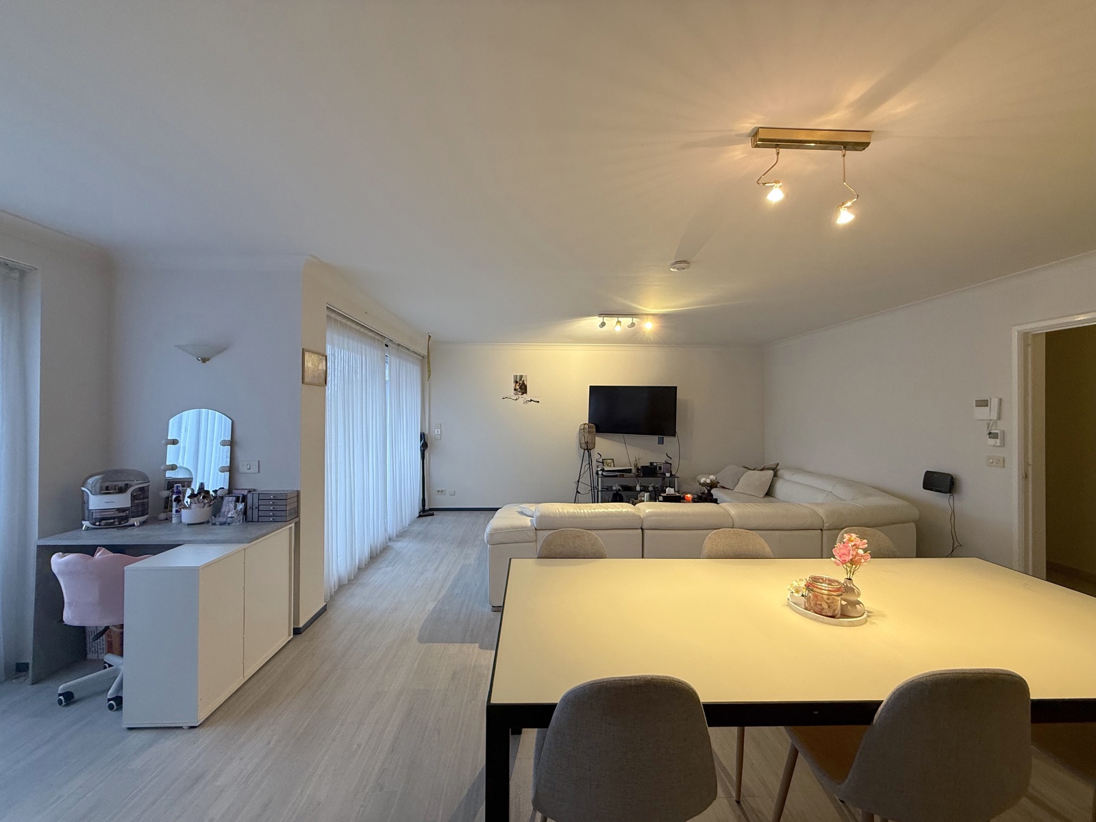 Ruim appartement met 2 slaapkamers, terras en garage - foto 4