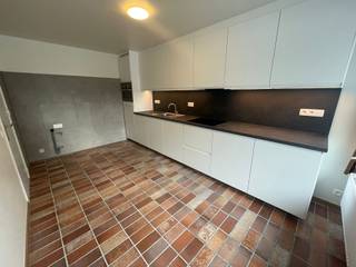 Dit ruime gelijkvloers appartement met 3 slaapkamers en grote ondergrondse kelder is ideaal gelegen: midden in de stad, maar toch erg rustig...