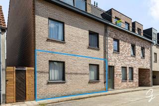 Te koop te Berlare!<br />Dit aangename appartement in Berlare combineert comfort, ruimte en een rustige ligging.<br />Het appartement maakt deel uit van een kleinschalige en rustige residentie met slechts 6 appartementen. Het gebouw dateert uit 2002.<br />De ruime woonkamer en open keuken vormt het hart van de woning en sluit mooi aan op de veranda met mooi zicht op het privé terras en tuin. Daarnaast beschikt het appartement over een praktische berging in de kelder van maar liefst 17 vierkante meter, een badkamer met douche in bad en 2 slaapkamers. Extra berging aanwezig in het appartement.<br />Een extra troef is de rustige ligging met weinig doorgaand verkeer. U woont hier in een aangename omgeving, op korte afstand van het Donkmeer en talrijke wandel- en fietsroutes, terwijl ook het centrum van Berlare vlot bereikbaar blijft. Een ideale combinatie van rust, natuur en bereikbaarheid.<br />In het gebouw is een lift aanwezig en een aparte fietsenberging.<br />Autostaanplaats verplicht apart aan te kopen voor 10.000EUR<br />Een interessante opportuniteit voor wie op zoek is naar een ruim appartement in een rustige omgeving!<br />Graag een bezoek ter plaatse?<br />Contacteer Bernhard via 0476 022 089 of bernhard@cornelis-goeman.be.