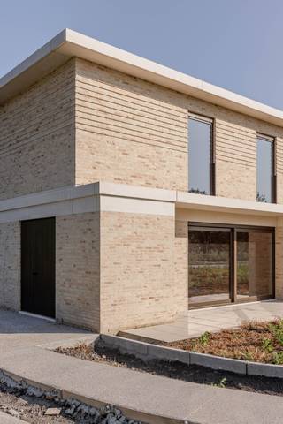 Danneels bouwde deze halfopen bebouwing in moderne stijl in ons toekomstgerichte nieuwbouwproject ‘Bosveld’ in Aalst. Een residentiële en groene omgeving, dicht bij het stadscentrum en alle voorzieningen.  <br /><br />Deze woning kan <strong>in enkele maanden woonklaar</strong> worden afgewerkt volgens jouw smaak en wensen. <br /><br />Deze woning is rustig gelegen, middenin een <strong>mooie parktuin</strong> en bijzonder functioneel ingedeeld. Zithoek, eetkamer en keuken vormen een mooi geheel dat optimaal in verbinding staat met de zuid gerichte tuin en het terras.<br /><br />Op de verdieping hebben we <strong>drie ruime slaapkamers</strong>, een badkamer, berging en een apart toilet. Bij de woning hoort ook een buitenberging, een autostaanplaats én een fietsenberging.<br /><br />Een geothermische warmtepomp, vloerverwarming, zonnepanelen en slimme ventilatie zorgen voor een optimaal comfort en een lage energiefactuur.<br /> 