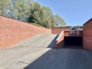 Deze bovengrondse garagebox, gelegen te Deken De Winterstraat 6 in een rustige en veilige straat parallel met de Fruithoflaan, bevindt zich vlakbij belangrijke invalswegen zoals de E19, E34 en de Antwerpse ring.<br /><br />De garagebox is momenteel verhuurd en vormt hierdoor een interessante opportuniteit voor investeerders. De box biedt een veilige en praktische parkeer- of stockageruimte. Inrijhoogte: ca.1,90 m<br /><br />Vraagprijs: € 25.000,-<br /><br />Interesse? Stuur een mail naar immo@sidimex.be<br /> of bel ons op het nummer 03 203 02 02.