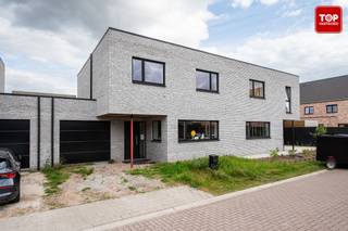 <p>Deze halfopen woning is gelegen in een rustige, kindvriendelijke en recente wijk in een doodlopende straat. Winkels, scholen en invalswegen zijn dichtbij gelegen.<br /><br />Bij binnenkomst valt de ruimte en lichtinval onmiddellijk op. Er is een ruime woonkamer met open keuken. Tevens zijn er 2 bergingen, een grote garage en een gastentoilet. Op de eerste verdieping zijn er 3 ruime slaapkamers terug te vinden, een badkamer en een apart toilet. <br />De ruime, volledig afgesloten, tuin is een leuke troef aan de woning.<br /><br />We spreken hier van een bijna energie neutrale woning (BEN-woning), wat zorgt voor een lage energiefactuur en alle comfort. Op beide verdiepen is er vloerverwarming aanwezig. <br />Er is een warmtepomp en ventilatiesysteem aanwezig, alsook een regenwaterput. Deze laatste is aangesloten op toiletten en wasmachine. <br /><br />De uitgelezen kans voor kopers die wensen aan te kopen onder registratierechten!<br /><br />Bel Top vastgoed voor een bezoek op 0475 700 700.</p>