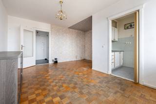 <p><strong>KOEKELBERG,</strong> studio met terras en mooi potentieel</p>
<p>Ontdek in Koekelberg deze studio van ±36 m², gelegen op de 7e verdieping van een gebouw uit 1970. De studio dient volledig gerenoveerd te worden en biedt een mooie opportuniteit om een interieur volledig naar eigen smaak te creëren of als eerste investering.</p>
<p>De leefruimte van ±22 m² geniet van aangenaam natuurlijk licht en beschikt over parket. Dankzij de indeling kan er eenvoudig zowel een zithoek als een slaapgedeelte worden ingericht. De leefruimte geeft toegang tot een terras van ±6 m², oostgericht en ideaal om van de ochtendzon te genieten.</p>
<p>Verder beschikt de studio over een aparte keuken van ±4,4 m², een badkamer en een inkomhal met vestiaire.</p>
<p>Een pand met mooi renovatiepotentieel, ideaal als eerste aankoop of als investering.</p>
<p>EPC: D+</p>
<p>7e verdieping:</p>
<p>• Inkomhal</p>
<p>• Vestiaire</p>
<p>• Leefruimte van ±22 m² met parket en slaapgedeelte</p>
<p>• Oostgericht terras van ±6 m²</p>
<p>• Keuken van ±4,4 m²</p>
<p>• Badkamer met bad, wastafel en toilet<br /><br />LASTEN: € 260 (gemeenschappelijke kosten, provisies voor verwarming en water) + € 10 algemeen reservefonds</p>