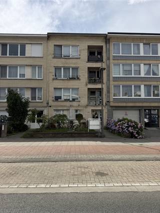 Ruim appartement van 111 m² met EPC B in Deurne<br /><br />Dit ruime appartement is gelegen op de 3de verdieping van een gebouw zonder lift en biedt heel wat mogelijkheden om naar eigen smaak in te richten of verder op te frissen.<br /><br />Bij het betreden van het appartement komt u terecht in een ruime inkomhal/gang die toegang geeft tot de verschillende ruimtes. Het appartement beschikt over een lichtrijke leefruimte, een keuken met toegang tot een klein balkon aan de voorzijde, een badkamer en een aparte WC.<br /><br />Aan de achterzijde bevinden zich twee ruime slaapkamers, die beide toegang geven tot een gesloten terras. Dit zorgt voor extra ruimte en comfort.<br /><br />Daarnaast beschikt het appartement over PVC-ramen met dubbele beglazing en een gunstig EPC-label B, wat een belangrijk pluspunt is.<br /><br />Het appartement is momenteel verhuurd, wat het ook interessant maakt als investering.<br /><br />De ligging is zeer interessant: nabij winkels, openbaar vervoer, scholen en belangrijke invalswegen.<br /><br />Troeven:<br /><br />* 111 m² bewoonbare oppervlakte<br />* EPC-label B<br />* Momenteel verhuurd<br />* 2 ruime slaapkamers<br />* Gesloten terras achteraan<br />* Klein balkon vooraan<br />* PVC-ramen met dubbele beglazing<br />* Badkamer en aparte WC<br />* Ruime indeling met veel mogelijkheden<br />* Goede ligging in Deurne<br /><br />Ideaal voor eigen bewoning of als investering.<br /><br />Voor meer informatie of het plannen van een bezoek mag u ons steeds contacteren via telefoon of e-mail.<br /><br />Tel.: +32 485 64 96 42<br />E-mail: Kuberainvest@icloud.com<br /><br />Geen makelaars, aub. Enkel rechtstreekse kandidaat-kopers.