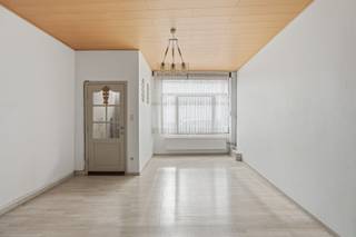 <br />Op zoek naar een ruime stadswoning met karakter en tal van mogelijkheden? Deze charmante woning in de Kartuizerlaan te Gent biedt een bruikbare vloeroppervlakte van 159 m² en combineert authentieke elementen met een praktische indeling.<br /><br />Op het gelijkvloers bevindt zich de gezellige leefruimte, aansluitend op de ruime leefkeuken met centrale lichtkoepel die zorgt voor een aangename natuurlijke lichtinval. Verder beschikt de woning over een badkamer, een praktische berging en meerdere verdiepingen met slaapkamers.<br /><br />De eerste verdieping omvat een ruime hoofdslaapkamer en toegang tot het zonnige, betegelde dakterras. Op de tweede verdieping bevinden zich nog twee slaapkamers. De afgewerkte zolderverdieping met zichtbare houten balken biedt bijkomende mogelijkheden en kan ingericht worden als vierde slaapkamer, bureau of hobbyruimte.<br /><br />Met haar gunstige ligging in Gent, het ruime dakterras en de flexibele indeling is deze woning ideaal voor wie op zoek is naar een karaktervolle stadswoning met voldoende ruimte.<br /><br />Troeven
<ul>
	<li>Bruikbare vloeroppervlakte van 159 m²</li>
	<li>Ruime leefkeuken met centrale lichtkoepel</li>
	<li>Zonnig en ruim dakterras</li>
	<li>Centrale verwarming op aardgas</li>
	<li>Asbestveilig</li>
</ul>
Heeft u interesse in deze woning? Neem dan contact met ons op via <strong>0484 14 96 86</strong> of <strong>info@oko.immo</strong>.