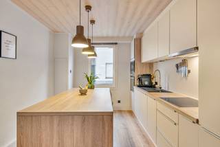 <p>Bent u op zoek naar een instapklare, gerenoveerde rijwoning op een toplocatie in het bruisende Ledeberg? Dan is dit charmante pand absoluut een bezoek waard. Gelegen in een rustige straat met weinig doorgaand verkeer geniet u hier van een stijlvol interieur, conforme elektriciteit en een gezellige koer biedt deze woning alles voor wie centraal wil wonen zonder in te boeten op comfort.</p>
<p>Indeling:</p>
<p>Via de inkomhal met plaats voor een fiets betreedt u de ruime, lichtrijke leefruimte die naadloos overloopt in de moderne open keuken met eiland. Achteraan bevindt zich een praktische berging met toilet en wasplaats, en via de achterdeur heeft u toegang tot de gezellige koer, ideaal om te ontsnappen aan de drukte van de stad.</p>
<p>Op de eerste verdieping vindt u een slaapkamer van 15 m² en een stijlvolle badkamer met inloopdouche, lavabo en toilet. De tweede verdieping biedt nog eens 2 extra volwaardige slaapkamers. Via de laatste kamer bereikt u de zolder, die bijkomende opbergruimte biedt.</p>
<p>Vermelde oppervlakten zijn louter informatief en niet bindend.</p>
<p>Voor meer informatie of een bezoek kunt u contact opnemen met Lisse:</p>
<p>lisse@cornelis-goeman.be of 0477 17 19 12.</p>