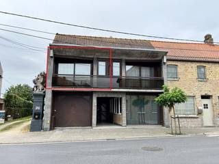 De indeling is als volgt:<br />Inkomhal - lichtrijke leefruimte met ingerichte keuken - 2 slaapkamers - berging - badkamer met wastafel, douche en toilet - terras. <br /><br />inpandige autostaanplaats - exclusief huurprijs €40 + €30 water<br /><br />Interesse in dit appartement? <br />051/57.54.61<br />immo@grouptrybou.be