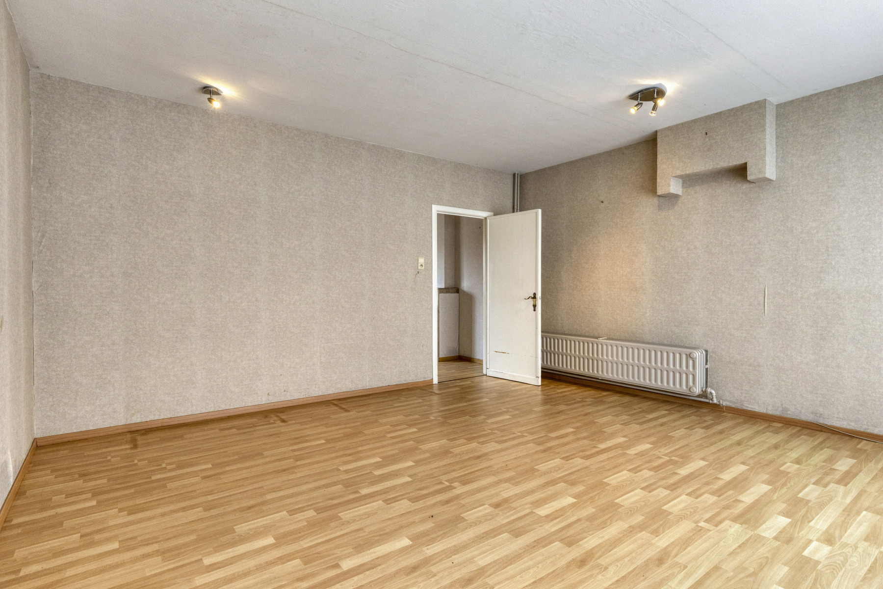 Ruime te renoveren woning met veel potentieel - foto 3