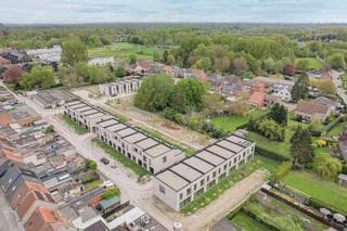 <p>Welkom bij project Watertorenstraat, een duurzaam nieuwbouwproject in het rustige Muizen, een deelgemeente van Mechelen. Dit project bestaat uit 23 hedendaagse woningen die comfort, energie-efficiëntie en een gezinsvriendelijke omgeving combineren, op slechts 3 kilometer van het levendige stadscentrum van Mechelen.</p>
<p>Elke woning is gebouwd met oog voor kwaliteit en duurzaamheid. Vloerverwarming, een warmtepomp en zonnepanelen zorgen voor een energiezuinige en toekomstgerichte woonoplossing.</p>
<p>De woningen zijn ontworpen met het oog op het moderne gezinsleven: ruime en lichtrijke leefruimtes, volledig uitgeruste keukens en privétuinen met een praktische achteruitgang. Elke woning beschikt over drie slaapkamers en een ruime badkamer. Afhankelijk van het woningtype beschikken sommige woningen aanvullend over een dressing en/of een oprit.</p>
<p>De locatie biedt het beste van twee werelden: een rustige woonomgeving met winkels en voorzieningen vlakbij, én een vlotte bereikbaarheid naar het centrum van Mechelen.</p>
<p>De ruwbouwwerken zijn reeds voltooid. Als koper heb je nog de mogelijkheid om de afwerking van je woning te kiezen volgens het voorziene lastenboek. Zo geef je jouw nieuwe thuis een persoonlijke toets.</p>
<p>Neem contact met ons op voor meer informatie of maak een afspraak met onze nieuwbouwspecialist via onze website. Wij begeleiden je graag in elke stap van jouw woontraject.</p>