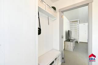 <p>Op zoek naar een woning waar je meteen verliefd op wordt?</p>

<p>Op de Tieltsesteenweg in Eeklo vind je deze recent en zorgvuldig vernieuwde woning met een energiezuinige afwerking. De leefruimte en keuken vormen een open en helder geheel die zijn afgewerkt met hedendaagse materialen.</p>

<p>De woning beschikt over drie volwaardige slaapkamers: twee op de eerste verdieping en een derde ruime kamer onder het dak, die ook als bureau of hobbyruimte kan dienen. Dankzij de recente renovaties geniet je overal van modern wooncomfort.</p>

<p>Buiten is er een onderhoudsvriendelijke stadstuin met tuinhuis — ideaal voor wie rustig wil genieten zonder veel onderhoud.</p>

<p>Met een EPC-label B woon je hier comfortabel en energiezuinig. De ligging biedt een vlotte verbinding naar winkels, scholen en openbaar vervoer.</p>

<p><strong>Troeven</strong></p>

<ul><li>
	<p>Recent en smaakvol vernieuwd</p>
	</li><li>
	<p>Energiezuinig (EPC B)</p>
	</li><li>
	<p>3 slaapkamers</p>
	</li><li>
	<p>Stadstuin met tuinhuis</p>
	</li><li>
	<p>Instapklaar en goed onderhouden</p>
	</li></ul>
<u><em><strong>Era Thuis zorgt voor uw huis! </strong></em></u>