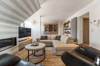 <strong>Ruim en lichtrijk dakappartement van ca. 134 m² met o.a. 2 slaapkamers, 2 badkamers, één garagebox en een schitterend terras, gelegen op de 2e verdieping in een kleinschalige residentie. Dit appartement bevindt zich in het Turnhoutse stadscentrum waardoor alle voorzieningen, winkels, scholen en openbaar vervoer op wandel- en fietsafstand liggen. Zeer gunstige EPC-score van 148 kWh/m²/jaar (energielabel B), en een goedgekeurde elektrische installatie.</strong><strong> De vraagprijs is inclusief één autobox. Mogelijkheid om nog een tweede autobox bij aan te kopen.</strong> <br /><br /><span>Indeling van het appartement</span>:<br />U betreedt het appartement via een aparte inkomhal, die toegang biedt tot de bijzonder ruime en lichtrijke leefruimte. Deze is opgedeeld in een gezellige zithoek en een volwaardige eetkamer, waardoor beide functies mooi van elkaar worden onderscheiden en toch één open geheel vormen. De sfeervolle gashaard zorgt voor extra warmte en gezelligheid in de zithoek. Bovendien is de leefruimte uitgerust met airconditioning, wat het comfort tijdens de warmere maanden verhoogt.<br /><br />Aansluitend bevindt zich de ruime open leefkeuken, die werd uitgerust met kwalitatieve inbouwtoestellen, waaronder een Siemens combi-oven/microgolfoven, een Siemens combi-stoomoven, twee warmhoudlades, een Amerikaanse Bosch side-by-side koelkast met water- en ijsdispenser en een vaatwasser. Naast de keuken bevindt zich bovendien een ruime en praktische voorraadkamer, ideaal voor extra bergruimte.<br /><br />Vanuit de eetkamer heeft u rechtstreeks toegang tot het riante dakterras, een heerlijke buitenruimte waar u in alle rust kunt genieten en waar voldoende plaats is voor zowel een grote eettafel als een gezellige loungehoek.<br /><br />Het appartement beschikt verder over twee ruime slaapkamers. De hoofdslaapkamer geniet van extra comfort dankzij een ensuite dressing en aansluitende badkamer, uitgerust met een ligbad, toilet en wastafel. Ook de hoofdslaapkamer is voorzien van airconditioning en biedt rechtstreeks toegang tot het dakterras, wat zorgt voor een aangename verbinding met de buitenruimte.<br /><br />Daarnaast is er een tweede, afzonderlijke badkamer die tevens dienstdoet als wasruimte. Deze is voorzien van een wastafel en douche, evenals voldoende ruimte en aansluitingen voor wasmachine en droogkast.<br /><br /><strong><span>De vraagprijs is inclusief één autobox. Daarnaast is er een mogelijkheid om nog een tweede autobox bij aan te kopen.<br /></span></strong><span><br />Bijzonderheden:</span><br />- Centrale verwarming op aardgas d.m.v. radiatoren<br />- Gashaard<br />- 2 airco's, verwarmen en verkoelen (woonkamer en grote slaapkamer)<br />- Gunstige EPC-score: 148 kWh/m²/jaar (energielabel B)<br />- Keuring elektrische installatie: conform