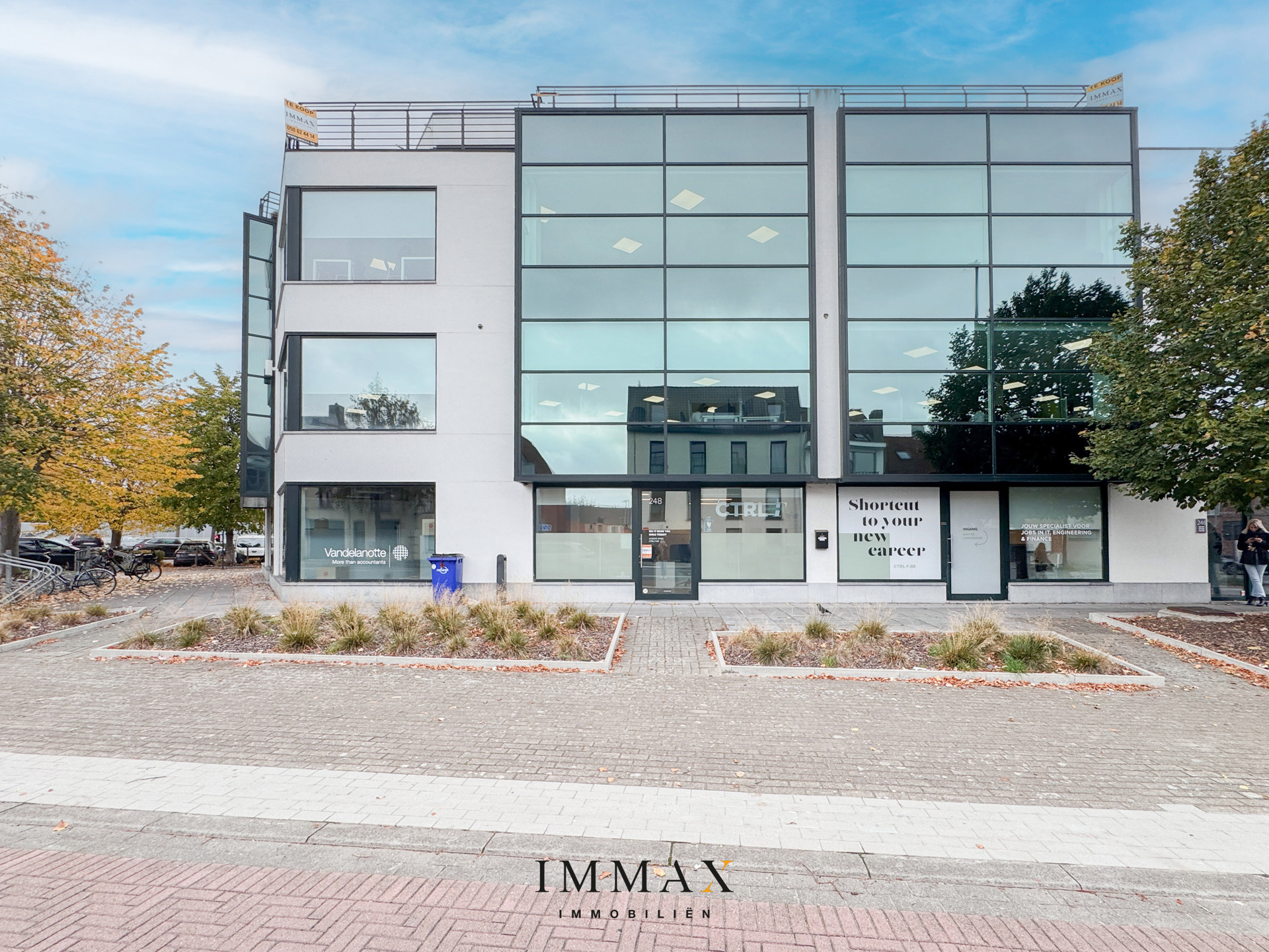 Instapklaar kantoorpand op commerciële ligging met publieke parking vlakbij - foto 1