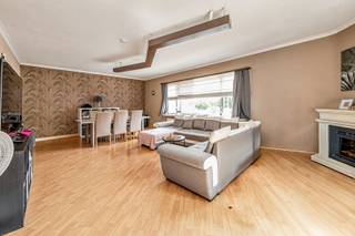 Dit zeer ruim op te frissen 1eV appartement is gelegen in een kleinschalig gebouw en bestaat uit: inkomhal, aangename leefruimte met veel lichtinval en ruimte, aparte keuken voorzien van toestellen met terrasje grenzend aan de keuken. De nachthal verschaft toegang tot een bergruimte, 3 ruime slaapkamers en een te vernieuwen badkamer met ligbad, lavabo en aansluiting wasm./droogkast. Als kers op de taart heeft het appartement nog een garage gelegen onder het gebouw. extra's: ramen zijn enkele beglazing, verwarming op aardgas, geen gemeenschappelijke kosten (geen syndicus aanwezig), geen renovatieplicht. Het appartement is verhuurd op dit moment. GELEGEN PAL IN HET CENTRUM!