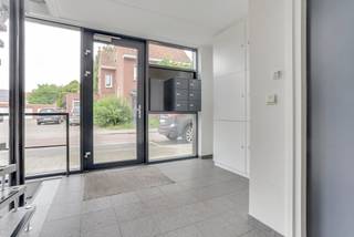 Op de eerste verdieping gelegen, goed onderhouden 3-kamer appartement van circa 90 m². Het appartement beschikt over een op het westen...