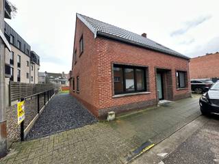 Gerenoveerde woning met grote tuin in centrum Mol.<br /><br />Deze totaal gerenoveerde woning bevindt zich op een toplocatie in centrum Mol.<br /><br />We betreden de woning via de inkomhal die toegang geeft naar de bureauruimte en de woonkamer. De woonkamer is ruim en lichtrijk vanwege de vele raampartijen. Aansluitend vinden we de keuken, voorzien van kookplaat met dampkap, vaatwasser, oven, koelkast en spoelbak. Van hieruit kunnen we ons begeven naar de mooi aangelegde tuin met terras en garage achteraan. <br />Verder vinden we op het gelijkvloers de wasplaats met apart toilet aansluitend. <br />De woning is op het gelijkvloers volledig voorzien van rolluiken en op de eerste verdieping van velux-gordijnen. Er is ook een kelder aanwezig.<br /><br />Op de bovenverdieping vinden we 4 slaapkamers en een ruimte die als dressing kan dienen. De badkamer is voorzien van lavabo en bad.<br /><br />Beschikbaar vanaf 01/06/2026.<br /><br />Heb je interesse? Klik op de gele knop '<strong>IK WENS EEN BEZOEK'</strong>.