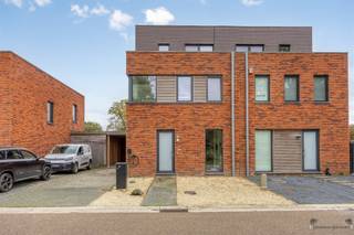 <p><span>Deze instapklare woning combineert modern comfort met een warme, huiselijke sfeer. Met een bewoonbare oppervlakte van ongeveer 160 m² biedt ze voldoende ruimte voor een gezin dat comfortabel en energiezuinig wil wonen.</span></p><p><span>Op het gelijkvloers bevinden zich een inkomhal met gastentoilet, een lichtrijke leefruimte met open keuken en een praktische berging. De eerste verdieping telt twee slaapkamers, een bureau of kinderkamer, een badkamer met bad en toilet en een aparte wasplaats. Op de tweede verdieping is er een ruime slaapkamer of hobbyruimte met douche en een mooi uitzicht over de achterliggende velden.</span></p><p><span>De zuidgerichte tuin is volledig aangelegd en voorzien van een terras, tuinhuis en tuinberging. Daarnaast is er een carport en zijn er verschillende moderne installaties aanwezig, zoals zonnepanelen, airconditioning, een laadpaal, ventilatiesysteem D en een automatisch sproeisysteem. Met een E-peil van 49 dat in de praktijk nog lager ligt dankzij de zonnepanelen is deze woning bijzonder energiezuinig.</span></p><p><span> </span></p><p><span>Enkele Troeven:</span></p><ul><li><span>EPC A </span></li><li><span>Elektriciteit conform </span></li><li><span>Zonnepanelen en airco's </span></li><li><span>Laadpaal</span></li><li><span>Instapklaar en uitstekend onderhouden</span></li><li><span>Ruime en lichtrijke kamers met mooi uitzicht</span></li></ul><p><span> </span></p><p><span>Rustige en kindvriendelijke ligging in Mol-Millegem, vlak bij scholen, winkels, het openbaar vervoer en op slechts 2,5 kilometer van het centrum van Mol</span></p>