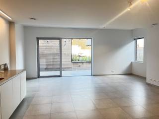 Zeer ruim energiezuinig gelijkvloers appartement (voorzien van zonnepanelen) omvattende een inkomhal, ruime woonkamer met aansluitend een open...