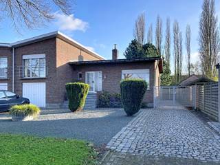 Deze split-level woning in halfopen bebouwing ligt in een rustige, doodlopende straat, op korte afstand van het centrum van Koningshooikt. Dankzij...