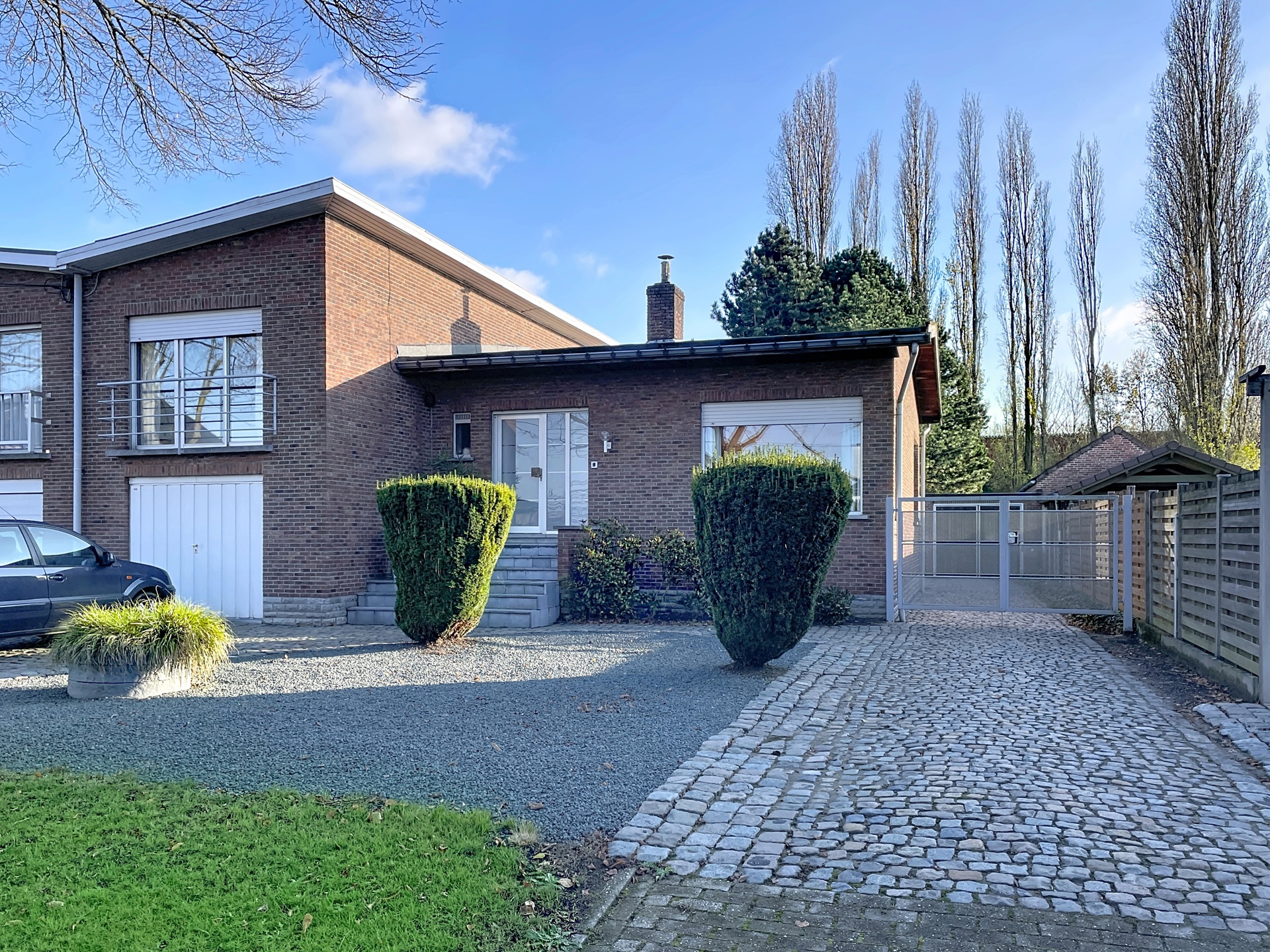 Split-level, half open woning met grote tuin en 2 garages - foto 1
