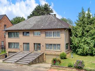 <strong>Zeer ruime halfopen en goed gelegen eengezinswoning met 3 slaapkamers (4 mogelijk), badkamer, berging, garage en tuin.</strong><br />Deze woning is ideaal gelegen, hier geniet je van het beste van twee werelden: de groene, gezinsvriendelijke sfeer van een dorp én de vlotte verbinding met Brussel, Zaventem en de ring. Op wandelafstand vind je scholen, winkels en sportfaciliteiten.<br /><br /><u><strong>Indeling van de woning:</strong></u><br /><strong>Niv +0: </strong>ruime inkomhal met vestiaire en apart toilet, grote gesloten en ingerichte keuken met ontbijthoek en zicht op de tuin, eetkamer met zicht op de tuin, grote leefruimte met gezellige open haard. Gezellig terras en leuke tuin.<br /><strong>Niv +1:</strong> ruime nachthal met apart toilet, 3 slaapkamers, terras en badkamer met twee wastafels en ligbad met douche.<br /><strong>Niv +2:</strong> in te richten zolder (waar nog een slaapkamer mogelijk is).<br /><strong>Niv -1:</strong> grote garage voor 2 wagens met berging, kelder en wasplaats met rechtstreekse toegang tot de tuin.<br /><br />Check ook onze virtuele tour!<br /><br /><u><strong>Extra informatie en troeven:</strong></u>
<ul><li>Leuke, volledig omheinde tuin met terras</li><li>Zeer ruime volumes</li><li>Grote tuin welke verschillende leuke plekjes vol zon kan bieden</li><li>Regenwaterput</li><li>Parkeerplaats voor de garage</li><li>Bekijk zeker onze plannen in bijlage</li></ul>
<br />Aangeboden met ERA comfort garantie<br />Meer informatie? Contacteer Nicolas Geeraerts via +3223351115<br />JOUW DROOMHUIS. ZO GEVONDEN!