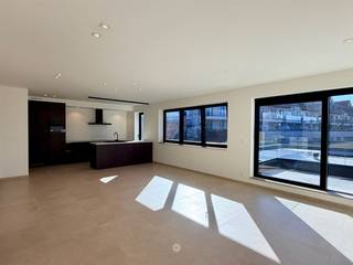 <p><span>DESTELBERGEN </span><span>- Ben je op zoek naar een appartement met terras, garage en grote gemeenschappelijke tuin in Destelbergen?</span></p><p><span>Dan is dit appartement misschien iets voor u.</span></p><p><span> </span></p><p><span>De belangrijkste troeven in een notendop:</span></p><ul><li><span>Energiezuinig nieuwbouw appartement met zonnepanelen en warmtepomp</span></li><li><span>Grote gemeenschappelijke tuin met barbecuehoek in aanleg</span></li><li><span>Aparte garage en lift aanwezig in het gebouw</span></li><li><span>Veel lichtinval doorheen het appartement</span></li><li><span>Gelegen in het centrum van Destelbergen en in de nabijheid van verschillende invalswegen</span></li></ul><p><span> </span></p><p><span>Zo ziet het appartement er uit:</span></p><p><span>Gelegen op de eerste verdieping.<br />Via de inkomhal bereik je de leefruimte met aansluitend de open keuken en een berging met aansluiting voor een wasmachine. Verder zijn er een terras van 8 m², een apart toilet, twee slaapkamers en een badkamer. <br />Bij de woning hoort een aparte garage en een gemeenschappelijke fietsenberging.</span></p><p><span>Achter het gebouw komt een grote gemeenschappelijke tuin met barbecuehoek.</span></p><p><span> </span></p><p><span>Belangrijk:</span><span><br />Beschikbaar vanaf: 1/11/2026<br />Huurprijs: € 1200 per maand + € 150 provisie (algemene delen, onderhoud tuin)<br />EPC: in aanvraag (vooropgestelde EPB-eis: E3)</span></p><p><span> </span></p><p><span>Voor een bezoek ter plaatse, vul zeker uw huurdersprofiel in op onze website. </span></p>
