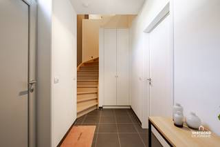 Gelegen in een rustige straat op wandelafstand van scholen en winkels treffen we deze perfect instapklare woning met EPC A aan.
Het huis heeft de volgende indeling: ruime inkomhal met gastentoilet en vestiaire, lichtrijke woon- en eetkamer (voorzien van gashaard) met volledig geïnstalleerde open keuken, aparte berging en een ruime garage met wasplaats.
Op de eerste verdieping zijn er vier ruime slaapkamers, een badkamer met dubbele lavabo, ligbad en inloopdouche en een apart toilet.
Verder heeft de woning een grote zolder, zonnepanelen en een aangelegde tuin met tuinberging.
Grote troeven: instapklaar, locatie, ruim, lichtrijk, zonnepanelen, ...
Renovatieverplichting: neen.
De woning is vrij uiterlijk 20 augustus 2027.
Deze woning wordt aangeboden aan een instelprijs.
Voor meer informatie of een bezoek kan u terecht bij Sander Dejonghe via sander@vastgoeddejonghe.be, Evy Dhondt via evy@vastgoeddejonghe.be, Inias Leten, Inias@vastgoeddejonghe.be, Luc Verstraete via luc@vastgoeddejonghe.be.
Alle dossierstukken kan u downloaden op onze website: www.vastgoeddejonghe.be.