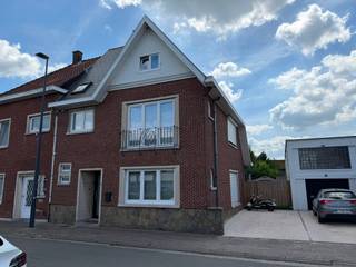 <p><span>Klik op BEZOEK AANVRAGEN op onze website (www.immo-zone.be) en boek online uw afspraak in.</span><span><br /><br />Deze woning geniet van een super ligging met alle voorzieningen zoals winkels, scholen en openbaar vervoer op wandelafstand. <br />Daarnaast profiteert deze woning ook van een goede bereikbaarheid door diverse invalswegen en de nabijheid van de op- en afritten van de R4, E17 en E40.<br /><br />De indeling is als volgt: inkomhal met gastentoilet, zeer ruime en lichtrijke leefruimte met aansluitend een keuken die voorzien is van alle toestellen zoals combi oven, frigo, inductie kookplaat en vaatwasser. <br />Vanuit de keuken kan u naar de ruime kelder die kan dienen als berging.<br /><br />Op de eerste verdieping vinden we 3 ruime slaapkamers en een badkamer die voorzien is van een dubbel badkamermeubel, inloopdouche en tweede toilet. <br />Op de tweede verdieping vinden we nog een zolderkamer en een opbergzolder.</span></p><p><span>Tot slot beschikt deze woning ook nog over een leuke aangelegde tuin en een parkeerplaats naast de woning.</span></p><p><span>Deze woning is onmiddellijk beschikbaar. <br />EPC: 192kWh/m²jaar – Label B <br />Cv op gas.<br />Hoogrendementsbeglazing met PVC.</span></p><p><span> </span></p><p><span>Beschikbaar vanaf 1 oktober 2026.<br /><br /></span></p>
