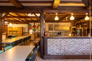 Unieke eigendom met uitzonderlijk potentieel op toplocatie in het groen. Ontdek deze veelzijdige en karaktervolle eigendom, gelegen op een uitgestrekt perceel van maar liefst 7.145 m². Een zeldzame opportuniteit voor wie ruimte, rust en tal van gebruiksmogelijkheden zoekt. De woning bevindt zich in een groene en rustige omgeving, vlakbij het prachtige recreatiedomein Breeven en in de nabijheid van de golf, ideaal voor natuurliefhebbers en actieve gezinnen. Deze woning beschikt over een ruime/ polyvalente ruimte (107m²), 2 keukens, 3 toiletten, berging, badkamer, douchekamer, 2 slaapkamers, een ruim werkhuis/garage (86m²) voorzien van een kantelpoort, 2 bureaus en een carport voor 2 wagens. Troeven van dit pand: 24 zonnepanelen, ruim perceel, perfect geschikt voor paardenliefhebbers of dierenhouders, grote bewoonbare oppervlakte met tal van indelingsmogelijkheden, gelegen in een rustige, groene omgeving met uitstekende bereikbaarheid, dichtbij recreatie, natuur en ontspanning. De woning biedt tal van mogelijkheden: combinatie wonen &amp; werken, vrij beroep of praktijkruimte, cohousing,... Een unieke kans om het geheel volledig naar eigen smaak en noden te transformeren. Zeker een bezoekje waard. Voor meer info of een bezoek bel gerust het nummer: 03/283.84.84 of mail naar christel@ax-quality.be Vg/Wg/Gmo/Vkr/Gvv EPC 204 KWh/m² (Energielabel C) UC 3822470. P score: D, G score: B, achterliggende grond: P score: D, G score: D