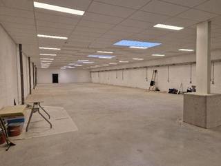 Gerenoveerd bedrijfsgebouw te huur aan de Middelmolenlaan 36 te Deurne.Het gebouw heeft een totale oppervlakte van 797 m², bestaande...