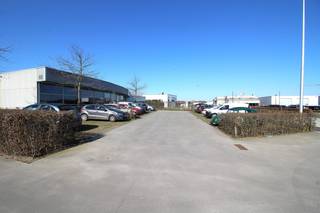 <br /><strong>Ruime en moderne showroom van 960m² </strong>op een centrale ligging op de industriezone Vliegplein te Maldegem met een vlotte bereikbaarheid en nabij alle hoofdwegen. (N9 / N44 Aalter / E34 Antwerpen-Knokke)<br />Er zijn 15 parkeerplaatsen beschikbaar en laadfaciliteiten voor elektrische voertuigen.<br /> <br />De showroom is ruim en multifunctioneel, ook als kantoorruimte te gebruiken. Achteraan de showroom zijn bureelruimtes aanwezig.<br /><br />Aansluitend bevind zich een magazijn van 840m² met een sectionaalpoort op de zijkant van het gebouw, met een optimale bereikbaarheid voor elk type vervoer. <br />Dit magazijn is niet inbegrepen maar kan mee gehuurd worden. <br /><br /> <br /><strong>Specificaties</strong><br /><br />verwarming<br />verlichting<br />keuken/bar<br />toiletten dames/heren<br />burelen achteraan<br /> <br /> <br /><strong>Financieel</strong><br />huurprijs jaarlijks te indexeren<br />onroerende voorheffing ten laste van de huurder<br />waarborg 3 mnd huur<br />éénmalige kosten ten laste van de huurder met betrekking tot de huurovereenkomst :<br />50% van de kosten plaatsbeschrijving + registratierecht FOD Fin.<br />alle verdere info op aanvraag<br /> <br />Beschikbaarheid<br />vanaf 1 juni 2025<br /> <br /> <br /> <br /><strong>Contacteer ons voor meer info of een vrijblijvend bezoek.<br />Bezoek enkel of afspraak met de makelaar<br /><em>bel 050 72 01 61 <br />wim@biz-connect.be</em></strong>