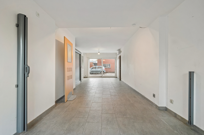 Zonnebeke. Half-open polyvalent ruim gebouw / handelshuis met apart magazijn van +/- 170m2 en  3-5 slaapkamers en apart kantoor / hobby / handelsruimte. Goede staat ! - foto 4