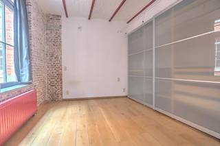 <p>In het hart van Brussel, op wandelafstand van Sint-Katelijne, bevindt zich deze unieke woongelegenheid. Aan het einde van een discreet steegje ontdekt u een bijzonder wooncomplex dat ontstond uit de renovatie van voormalige industriële gebouwen tot authentieke lofts, waar industrieel karakter en hedendaags comfort perfect samenkomen.</p>
<p>Vanaf het eerste moment imponeren de uitzonderlijke volumes: ruime leefruimtes, hoge plafonds, grote industriële raampartijen en zichtbare metalen draagstructuren. Een echte loft in de zuiverste betekenis van het woord. De foto's spreken voor zich.</p>
<p>Gelegen op de tweede verdieping van de residentie, biedt het appartement een originele en comfortabele indeling. Het bestaat uit een ruime inkomhal, een volledig uitgeruste keuken, een royale en lichtrijke leefruimte, één afgesloten slaapkamer, een tweede open slaapruimte, een uitzonderlijk ruime badkamer met douche, een wasruimte en een privatieve kelder.</p>
<p>De wijk Sint-Katelijne en de Kaaien behoort tot de meest levendige en gegeerde buurten van Brussel. Trendy restaurants, cafés, buurtwinkels, culturele hotspots en aangename wandelroutes zorgen voor een unieke levenskwaliteit. Dankzij de nabijheid van metrostation Sint-Katelijne (lijnen 1 en 5), metrostation IJzer (lijnen 2 en 6), tram 51 en talrijke busverbindingen bereikt u vlot alle delen van de stad.</p>
<p>Parkeerplaats: €150/maand.</p>
<p>Gemeenschappelijke lasten: €125/maand (voorschot voor onderhoud en schoonmaak van de gemeenschappelijke delen).<br />Individuele meters voor water, gas en elektriciteit.</p>
<p>EPC: D-<br />Energieverbruik: 206 kWh/m²/jaar<br />Referentie: 20220822-0000619125-01-5</p>