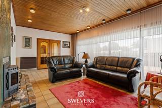 Voor meer info en foto’s, surf naar www.swevers.be – Op zoek naar een vrijstaande woning met drie slaapkamers, een ruim perceel en tal van mogelijkheden? Ontdek deze op te frissen split-levelwoning aan de Zandstraat 3 in Houthalen! Deze open bebouwing uit 1966 biedt 186 m² bewoonbare oppervlakte op een perceel van 570 m². Dankzij de praktische indeling en het renovatiepotentieel vormt deze woning een mooie basis om uw eigen thuis te creëren. De inkomhal geeft toegang tot de lichtrijke woonkamer van 28,80 m², met voldoende ruimte voor een zit- en eethoek. Aansluitend bevindt zich de keuken. Verder beschikt de woning over een badkamer met douche en een apart toilet. Op de eerste verdieping bevinden zich drie slaapkamers van 16 m², 12 m² en 10,50 m². Daarnaast zijn er een kelder en kruipkelder met een opgegeven oppervlakte van 72,61 m² en een praktische inpandige garage.<br />Buiten geniet u van een ruim perceel met mogelijkheden voor een gezellig terras, een groene tuin of een speelruimte voor kinderen. Ook de ligging is een troef! Winkels en ontspanning bevinden zich op circa 400 meter, openbaar vervoer op 300 meter en scholen op ongeveer 1 kilometer. De snelwegen liggen op circa 7 kilometer.<br />Deze woning biedt volop kansen om alles naar eigen smaak op te frissen. Ontdek het potentieel tijdens een persoonlijke bezichtiging! Voor meer informatie, bel 011 255 155. Bron bewoonbare oppervlakte: EPC – verslag. Dit pand is onderworpen aan de renovatieverplichting van de Vlaamse overheid voor residentiële gebouwen (behoudens bij sloop binnen 5 jaar na de aankoop). Consulteer voor meer informatie de website van het Vlaams Energie- en Klimaatagentschap via https://www.vlaanderen.be/een-huis-of-appartement-kopen/renovatieverplichting-voor-residentiele-gebouwen.