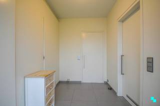 Deze villa met vier slaapkamers bevindt zich aan de stadsrand van Izegem en geniet van een uitstekende bereikbaarheid dankzij de onmiddellijke nabijheid van de Rijksweg en het op- en afrittencomplex E403 Roeselare-Rumbeke. Het perceel heeft een totale oppervlakte van ca. 1717 m² en de woning beschikt over een bewoonbare oppervlakte van 218 m² (volgens EPC). Indeling: Inkomhal met apart gastentoilet en ingebouwde vestiaire, lichtrijke leefruimte, open keuken (voorzien van inductie kookplaat, dampkap, koelkast, vaatwasmachine, combi-oven en dubbele spoelbak), met ingebouwde berging en wasplaats, twee slaapkamers en badkamer met ligbad, wastafel en toilet. Op de eerste verdieping bevindt zich de ruime nachthal, derde toilet, twee slaapkamers met ingebouwde kasten en bureau en onmiddellijke toegang tot de tweede badkamer. Verder beschikt de woning over een grote tuin met aangenaam terras en tuinhuis. Oprit voor meerdere wagens | Elektrische poort vooraan | Airco | Regenput 15.000 liter | <strong>Beschikbaar vanaf 1 januari 2026</strong> | Julie organiseert voor deze woning bezoeken ter plaatse, mits het maken van een afspraak.