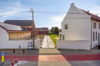 <p><strong>Woonerf Suerbemde – nieuwbouwwoning van 225 m² met garage in Zuurbemde (Glabbeek) – 6% btw mogelijk<br /></strong></p>
<p><strong>Kom kennismaken tijdens ons ontbijtevent</strong><br />Op <strong>zaterdag 10 oktober, van 10u tot 14u</strong>, zetten we de deuren open op Woonerf Suerbemde. Je kan de modelwoning bezoeken, rondkijken op het erf en bij een ontbijt al je vragen stellen. Inschrijven kan via christophe@immogve.be.<br /><br />Nieuw bouwen, maar met de sfeer van een eeuwenoud erf. Aan Zuurbemde 53D in Glabbeek verrijst deze ruime halfopen nieuwbouwwoning als deel van Woonerf Suerbemde. Het project draait rond een gerestaureerde hoeve uit 1744, in de dorpskern van Zuurbemde en binnen een beschermd dorpsgezicht.<br /><br />De woning biedt 225 m² woonoppervlakte, met drie ruime slaapkamers en twee badkamers. Aan de woning grenst een eigen garage van 38 m². Daar is plaats voor je wagen, en ook voor fietsen, tuinmateriaal of een werkhoek.<br /><br />De nieuwbouw grijpt bewust terug naar de traditionele vormgeving van de streek, maar wordt uitgevoerd met hedendaagse materialen en afwerking. Zo staan oud en nieuw niet naast elkaar, maar vormen ze één geheel. De bestaande kasseien, de taxus en de hoogstammen blijven behouden. In de hoek van de site komt opnieuw een boomgaard, waardoor het erf zijn landelijke karakter houdt.<br /><br />Ook technisch zit de woning helemaal in orde. Je verwarmt met geothermie en vloerverwarming, en koelt in de zomer passief. Ventilatie type D, zonnepanelen, domotica en een laadpunt voor je elektrische wagen maken het plaatje compleet. Zo woon je comfortabel met een lage energiefactuur.<br /><br />De ligging combineert dorpse rust met een vlotte bereikbaarheid: Leuven ligt op een kwartiertje en Brussel op ongeveer drie kwartier. Het project wordt gerealiseerd door Échelle, dat al 40 jaar historische sites een nieuwe bestemming geeft.<br /><br /><strong>Prijs:</strong> € 665.785 excl. btw en kosten. Een verlaagd btw-tarief van 6% is mogelijk onder voorwaarden. We bekijken graag samen met jou of je daarvoor in aanmerking komt.<br /><br /><strong>Oplevering:</strong> voorzien in de eerste helft van 2027.<br /><br /><strong>Interesse of meer info?</strong> Neem contact op met ons kantoor via 016 56 56 14 of info@immogve.be</p>