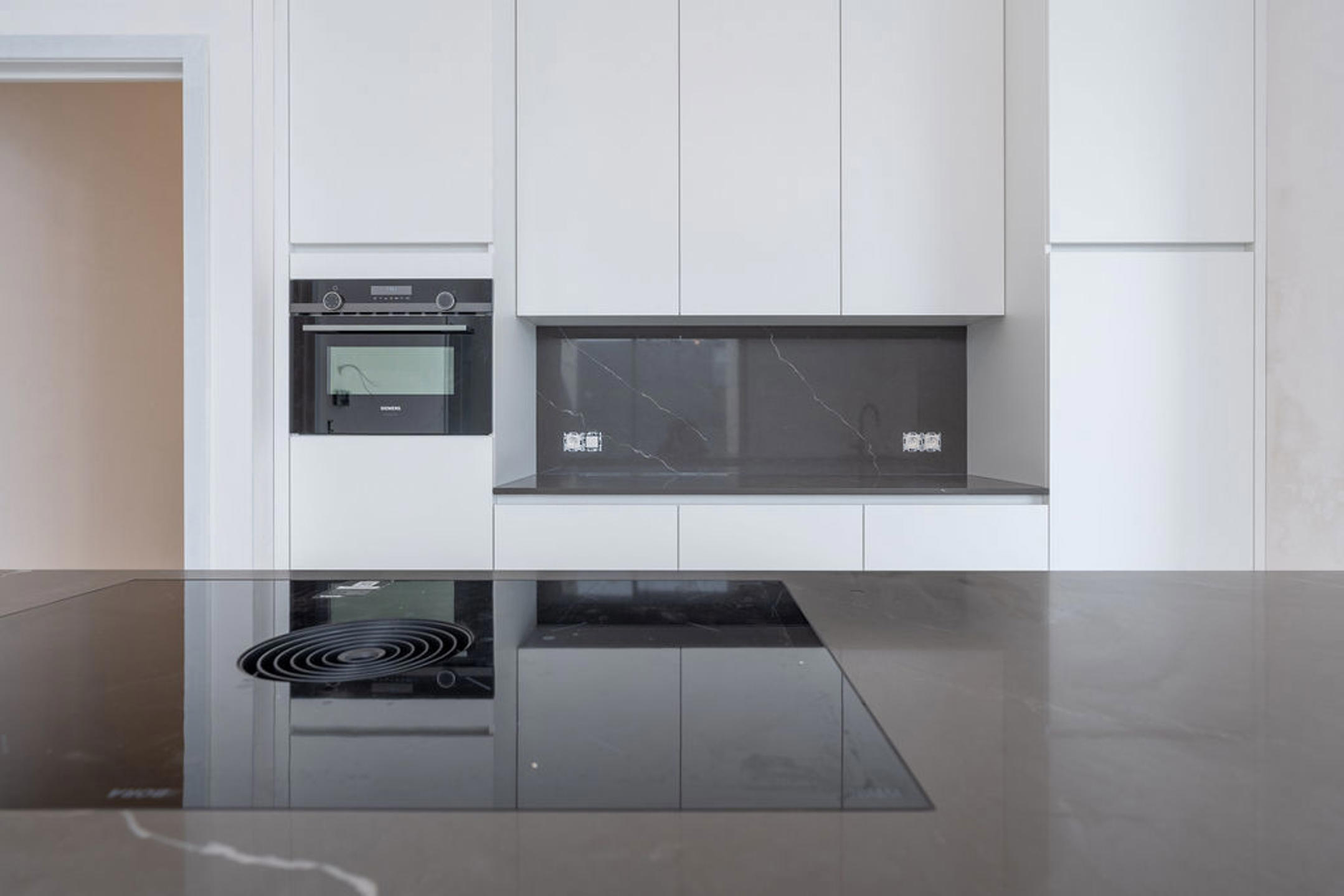 Modern 2-slpk app met terras en autostaanplaats. - foto 4