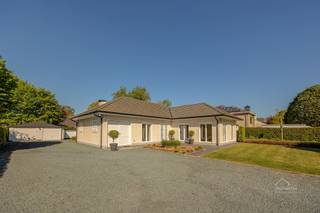 <p><span>Charmante opgefriste laagbouwvilla met zonnige tuin en uitzonderlijke bergruimte in Kontich</span></p><p><span> </span></p><p><span>Op zoek naar een instapklare woning met ruimte, licht én tal van mogelijkheden? Deze verzorgde laagbouwvilla op een gunstige ligging langs de Mechelsesteenweg in Kontich heeft alles in huis om comfortabel te wonen én te werken.</span></p><p><span> </span></p><p><span>Bij het betreden van de woning valt meteen de lichtrijke en ruime leefruimte op, waar grote raampartijen zorgen voor een aangename sfeer en een mooi zicht op de voortuin. Aansluitend bevindt zich de praktische keuken, voorzien van voldoende werkruimte en een extra berging – ideaal voor voorraad en extra huishoudtoestellen.</span></p><p><span>De woning beschikt over twee slaapkamers en een vernieuwde badkamer. Bovendien zijn er twee aparte toiletten aanwezig.</span></p><p><span> </span></p><p><span>Extra troeven zijn de inpandige garage met handige inbouwkasten en een aparte technische ruimte. </span></p><p><span>Buiten geniet je van een ruime oprit en een bijkomende dubbele garage met extra berghok – perfect voor wie meerdere wagens, werkmateriaal of hobby-uitrusting heeft.</span></p><p><span> </span></p><p><span>De westelijk georiënteerde tuin vormt een heerlijke plek om te ontspannen en te genieten van de namiddag- en avondzon. Daarnaast is er nog een extra ruime bergruimte naast de woning, wat deze eigendom bijzonder geschikt maakt voor hobbyisten of zelfstandigen die nood hebben aan veel opslagruimte.</span></p><p><span> </span></p><p><span>Kortom, een veelzijdige woning met tal van mogelijkheden op een vlot bereikbare locatie.</span></p><p><span> </span></p><p><span>Interesse? Plan vandaag nog je bezoek en ontdek zelf de troeven van deze unieke eigendom!</span></p><p><span>Sven@home4you.be</span></p><p><span>0478240853</span></p>