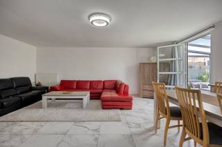 Ben je op zoek naar een grotendeels gelijkvloerse woning met een achterliggende loods? Zoek niet verder! Deze woning gelegen in de Herdershoekstraat 1 heeft wat je zoekt. <br /><br />Indeling gelijkvloers:<br />- Veranda/inkom<br />- Woonkamer met uitgeruste open keuken<br />- Badkamer met inloopdouche en toilet<br />- 2 slaapkamers<br />- Berging/wasplaats met tweede toilet<br /><br />Indeling eerste verdieping:<br />- Nachthal<br />- 2 slaapkamers<br /><br />Bijzonderheden:<br />- Ruime garage<br />- Tuin en terras <br />- Loods met een bruikbare oppervlakte van 180 m²<br />- Er is een simulatie van het EPC-attest (EPC D) aanwezig met de volgens de eigenaar gebruikte isolatie in de woning<br /><br />Mis deze kans niet en plan vandaag nog jouw bezoek!<br /><br />Bij Albert kom je thuis