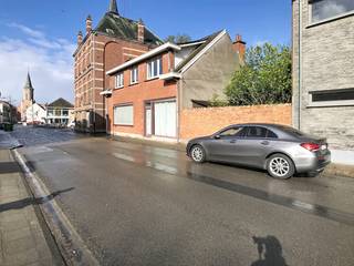 Woning te koop in Kallo met 3 slaapkamers, garage en polyvalente ruimteDeze gezinswoning te koop in Kallo is centraal gelegen in de Hoog-Kallostraat, vlakbij school, openbaar vervoer, bakker en buurtwinkel. Dankzij de vlotte verbinding met de E34 en de Waaslandhaven geniet u van een uitstekende bereikbaarheid.Naast de klassieke woonindeling beschikt deze woning over een polyvalente ruimte op het gelijkvloers, ideaal als bureau, praktijkruimte of hobbykamer. Verder omvat de woning een gezellige woonkamer met houtkachel, een vernieuwde keuken, gastentoilet, garage en een overdekt terras.Op de verdieping bevinden zich 3 slaapkamers en een badkamer met dubbele lavabo en toilet en nieuwe inloopdouche. De ruime zolder zorgt voor extra bergruimte.De ommuurde tuin biedt volledige privacy en vormt een ideale plek om te ontspannen. De woning beschikt over centrale verwarming met een recente energiezuinige gascondensatieketel en dubbel glas.Bent u op zoek naar een woning te koop in Kallo met extra ruimte voor hobby of beroep? Plan dan snel uw bezoek.Dit pand is onderworpen aan de renovatieverplichting van de Vlaamse overheid voor residentiële gebouwen (behoudens bij sloop binnen 5 jaar na de aankoop). Consulteer voor meer informatie de website van het Vlaams Energie- en Klimaatagentschap via https://www.vlaanderen.be/een-woning-kopen/renovatieverplichting-voor-residentiele-gebouwenBestuursmaatregelen in het maatregelenregister: nee