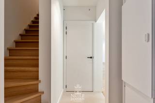 => Ligging<br />- De Grote Baan in Ellikom (deelgemeente van Oudsbergen) bevindt zich langs de N73, een belangrijke verbindingsweg tussen Bree, Peer en Bocholt. Deze centrale ligging biedt vlotte bereikbaarheid naar omliggende steden en voorzieningen.<br /><br />=> Indeling<br />- Inkomhal <br />- Apart gastentoilet<br />- Leefruimte met open keuken<br />- Bureau<br />- Bergruimte<br /><br />=> Verdieping<br />- Nachthal<br />- Apart toilet<br />- Drie slaapkamers<br />- Twee badkamers<br /><br />=> Zolder<br />- Zolderruimte<br />- Technische ruimte<br /><br />=> Comfort<br />- Warmtepomp (lucht-water) via vloerverwarming<br />- Aluminium (steel-look) ramen met driedubbele beglazing<br />- Zonnepanelen (4600 WP - 10 panelen)<br />- Ventilatiesysteem D<br />- Domotica aanwezig<br />- Regenwaterput van 10.000 liter met recuperatie toiletten en buitenkraan<br /><br />=> Meerwerken:<br />- Carport<br />- Afwerking zolder met gyproc<br />- Alarmsysteem<br />- Tuinaanleg<br />- Bestrating