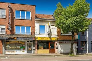 Deze woning is uiterst gunstig gelegen, nabij het historisch centrum van Leuven en het openbaar vervoer. Het gelijkvloers omvat een ruim...