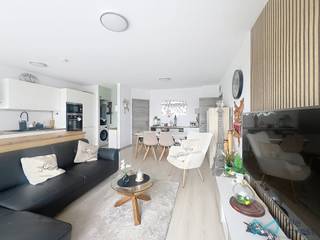 <p><span>bruxelles.ouest@weinvest.be</span><span> of 02 315 77 22 | Licht, dicht bij alle voorzieningen, presenteren wij u dit volledig gerenoveerde appartement met een oppervlakte van ±70 m². Het is gelegen op de 4e verdieping van een goed onderhouden residentie met lift.</span></p>
<p><span>Het appartement geniet de hele dag door van overvloedig natuurlijk licht en biedt een prachtig uitzicht. Het is als volgt ingedeeld: inkomhal met ingebouwde kasten, functionele en comfortabele leefruimte, open en volledig uitgeruste keuken, nachthal, douchekamer, slaapkamer met dressinghoek. Een buitenterras maakt dit pand compleet.</span></p>
<p><span>Het pand beschikt over een EPC dat voldoet aan de toekomstige normen. Een kelder vervolledigt het geheel.</span></p>
<p><span>Aanvullende details: collectieve gasketel, PVC-ramen met dubbele beglazing, conforme elektriciteit, lift volgens de normen, beveiligde inkomdeur, conciërgedienst, individuele elektriciteitsmeters.</span></p>
<p><span>EPC B - CO2: 21 kg/(m².jaar) - 77 <span>[kWhEP/(m².jaar)]</span></span><br /><span>Mis geen enkele van onze exclusieve aanbiedingen op onze website </span><span>WWW.WEINVEST.BE</span></p>